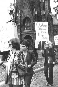 Manifestazione a Washington di donne appartenenti a diverse confessioni cristiane contro la discriminazione delle donne nella Chiesa, nella società e nel pensiero religioso.