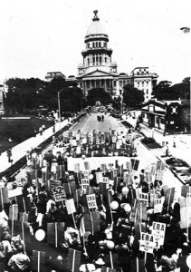 Agosto 1970: la Fifth Avenue è invasa da donne che ricordano il 50° anniversario del diritto al voto delle donne americane.