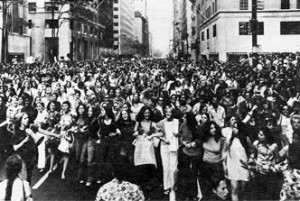 Diecimila donne protestano a Washington, nel luglio del 1978, davanti alla sede del congresso per sollecitare l'approvazione della legge sulla parità. Guidano la marcia Patricia Harris e Eleonor Smeal presidente del Now (National Organization for Women), rispettivamente la prima e la seconda da destra.